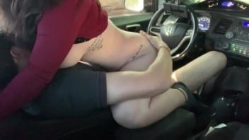 Pornhub性愛電影：丈夫和妻子在車內擺弄 淫蕩的陰道安排性交一個陰道陰莖要求停車場性交 陰道醉酒的性愛是非常熱的
