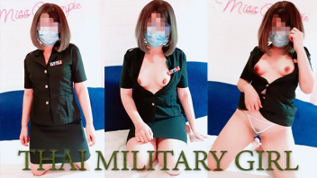 免费注册, Secret Group Of People Of Color. 泰国 Xxx. 女军人骑在上尉的阴茎上直到他射精。然后，在长达十分钟的时间里，这位赤身裸体、留着短发的美丽白人骚屄坐着性交，前后都朝向对方。

